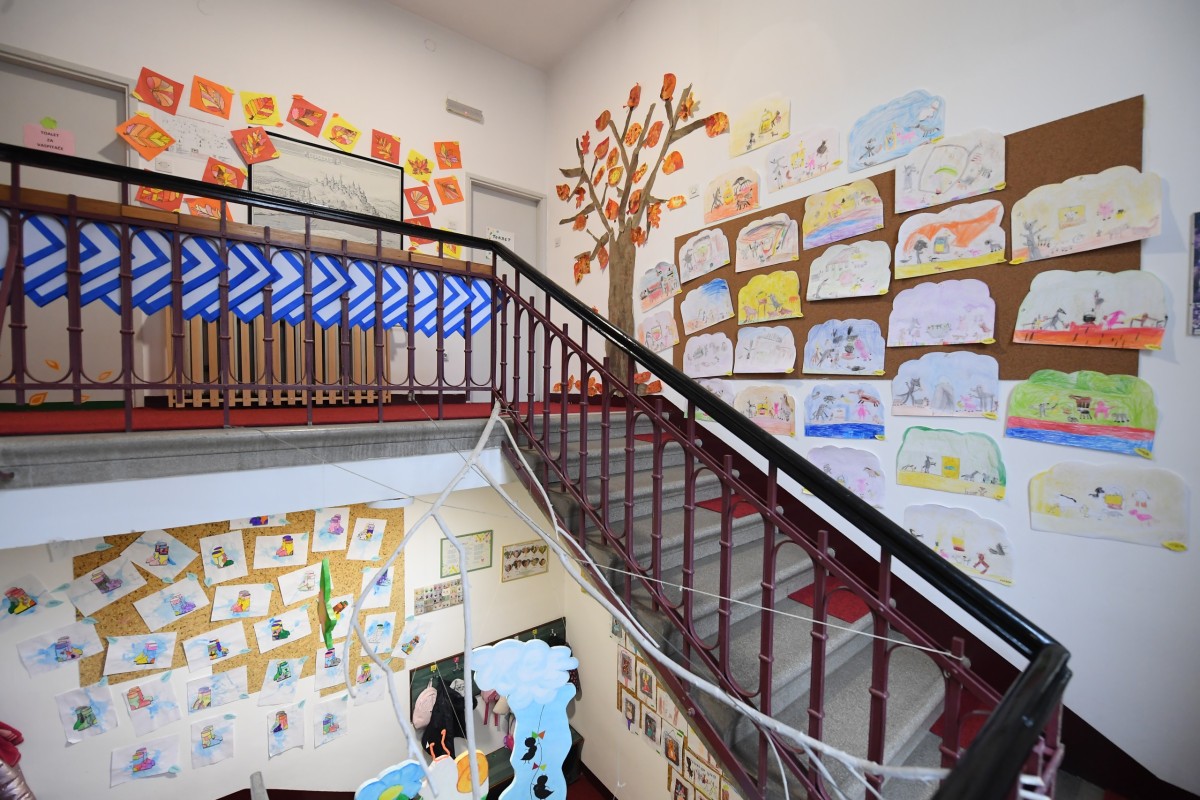 Dečiji radovi na stepeništu u Vrtiću Fantasy