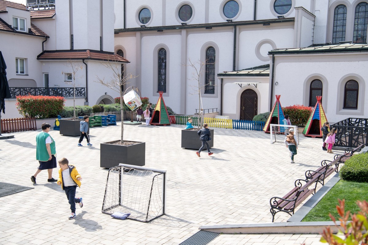 Vrtić Fantasy deca se igraju u dvorištu