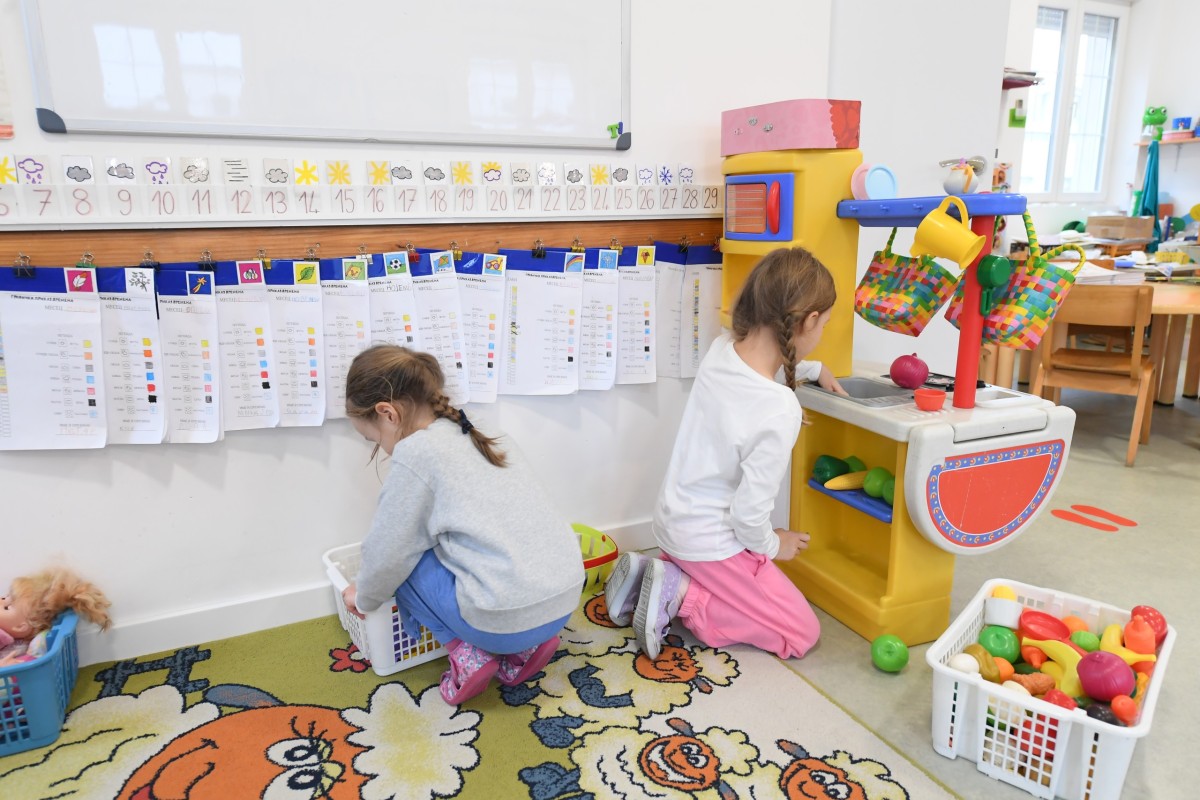 Devojčice se igraju u Vrtiću Fantasy