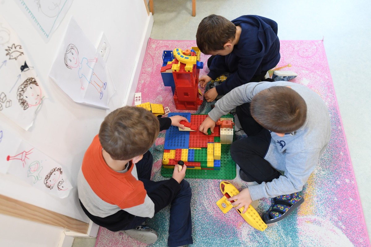 Dečaci se igraju u igraonici u Vrtiću Fantasy